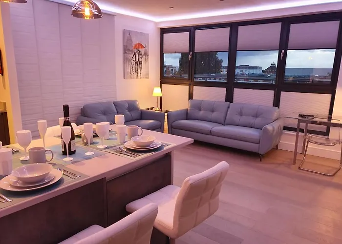 Central Penthouse With Hot Tub & Views 23