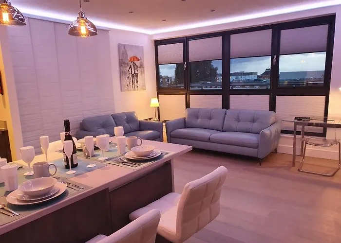 Central Penthouse With Hot Tub & Views 23